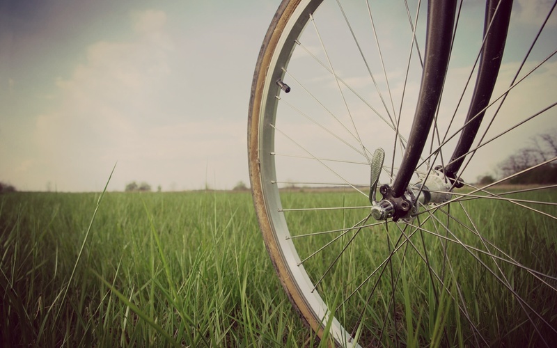 Колесо велосипеда в траве