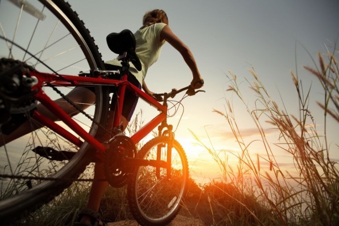 Девушка и красный горный велосипед