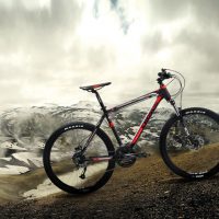 Красно-серый горный велосипед