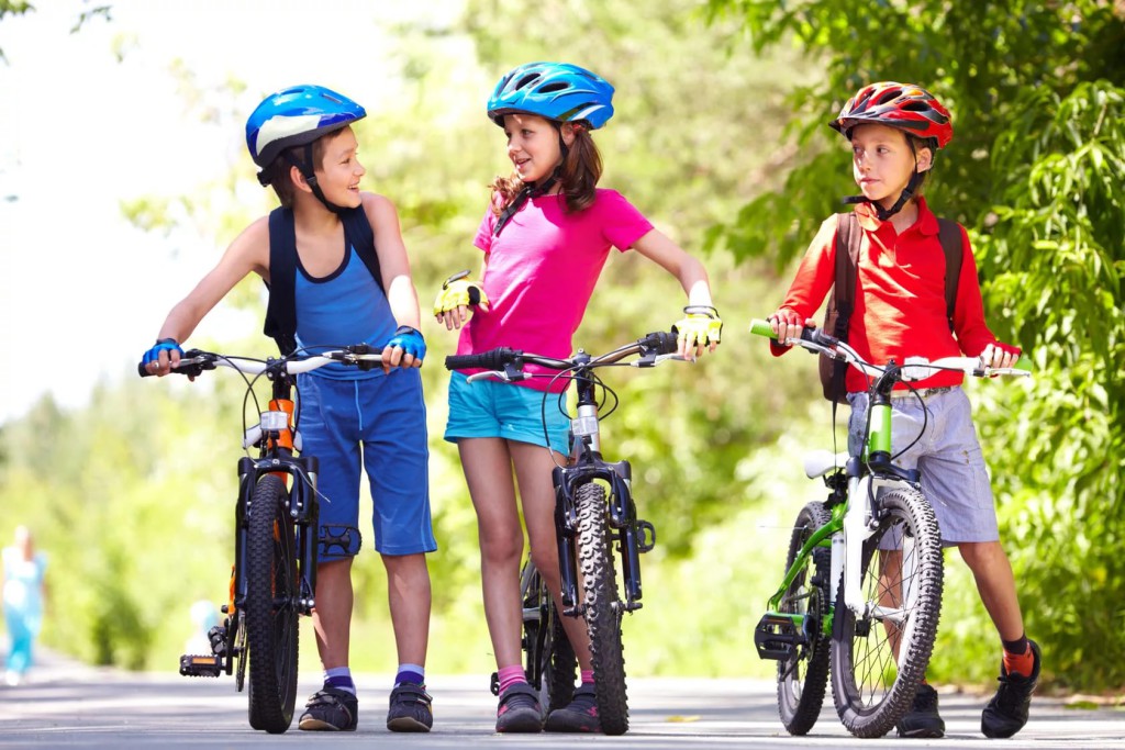 Трое детей на велосипеде