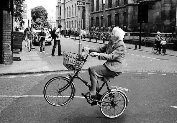 Бабушка на велосипеде