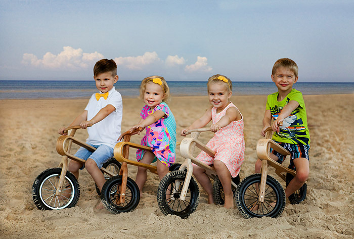 Четверо детей на беговеле на пляже