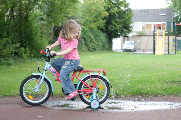 Девочка шести лет на велосипеде