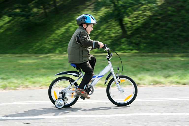 Ребенок пяти лет на велосипеде