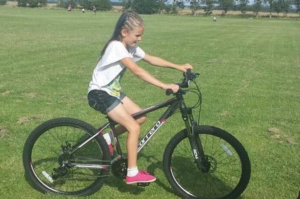 Девочка десяти лет на велосипеде