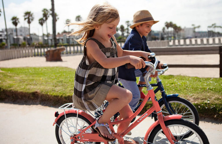 Мальчик и девочка на велосипедах