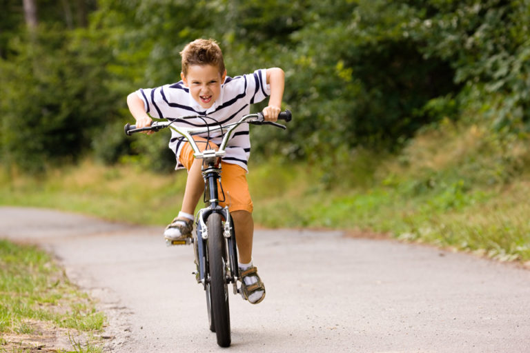 Мальчик на горном велосипеде