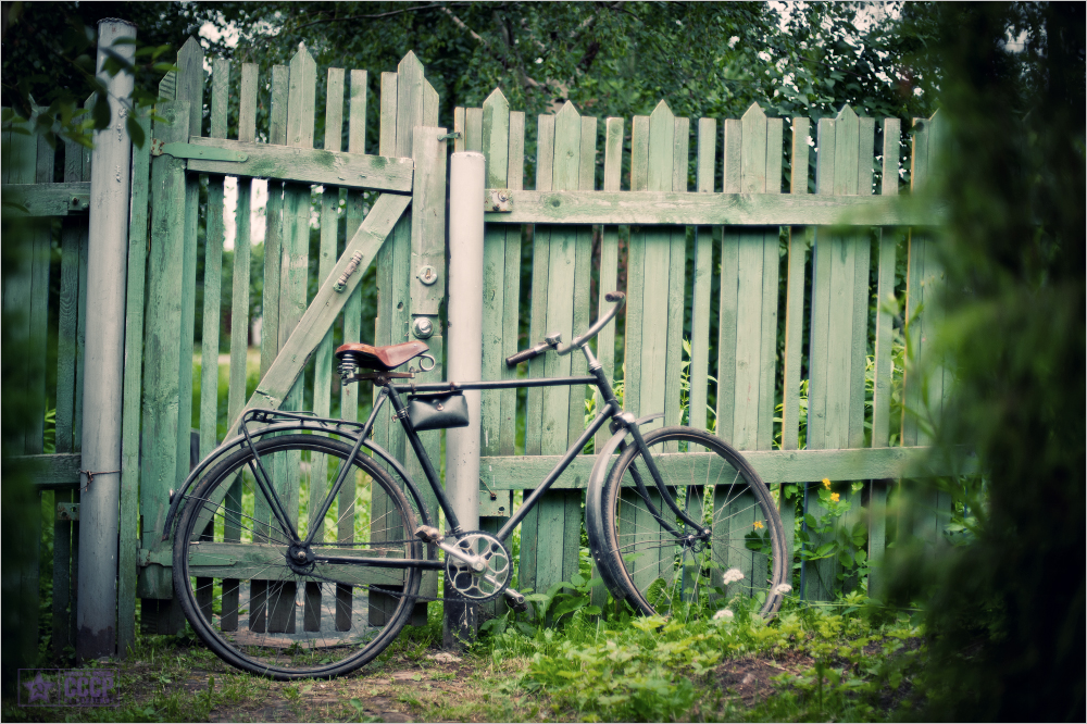 Велосипед у забора на даче