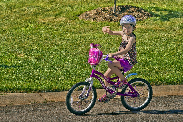 Девочка 10 лет на велосипеде