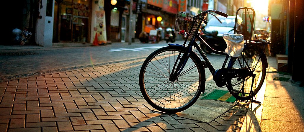 Городской велосипед в закате солнца