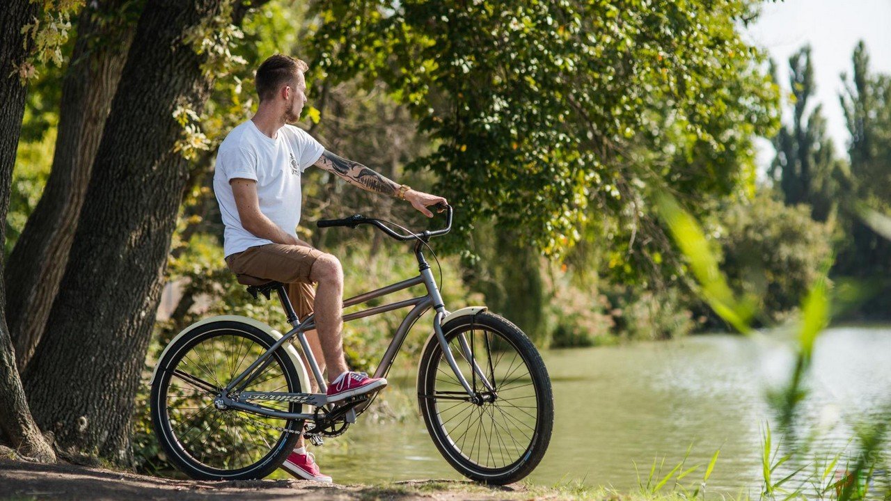 Мужчина на велосипеде у озера