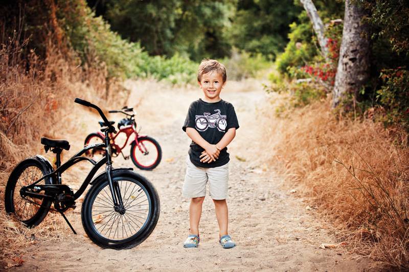 Мальчик на фоне двух велосипедов