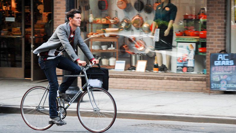 Мужчина на городском велосипеде