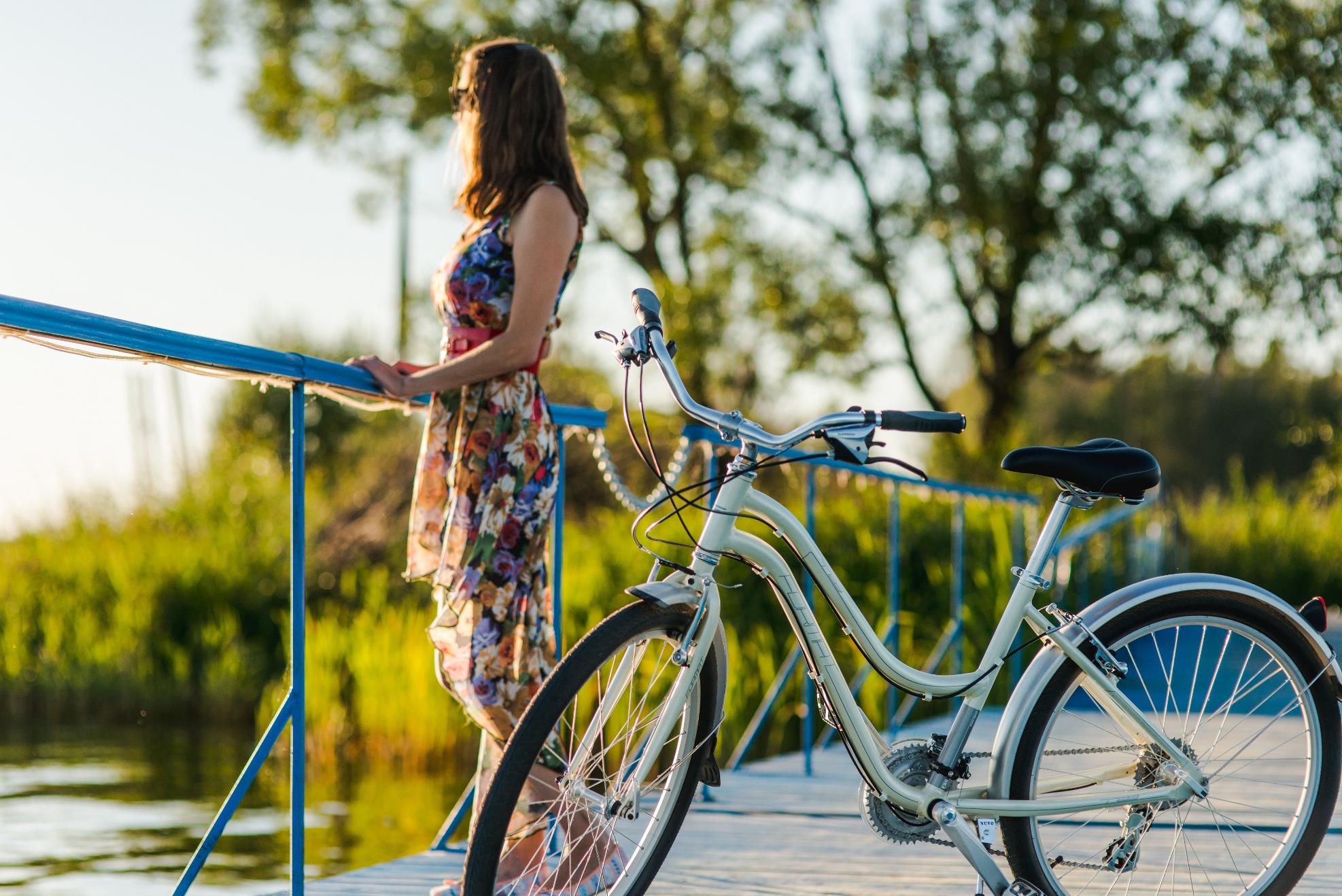 Велосипед и девушка