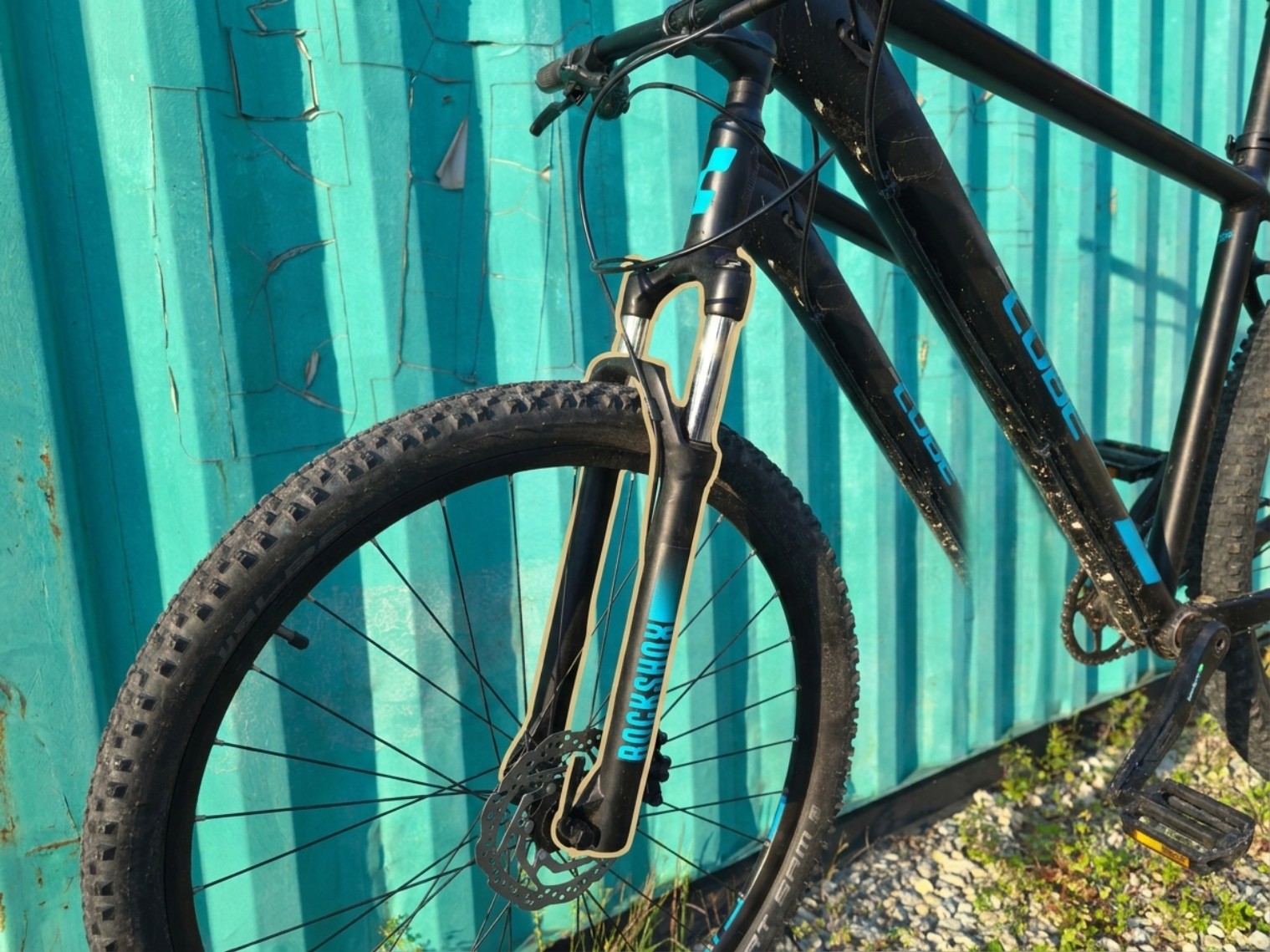 Устройство горного велосипеда: передняя амортизационная вилка RockShox визуально выделена светлым контуром