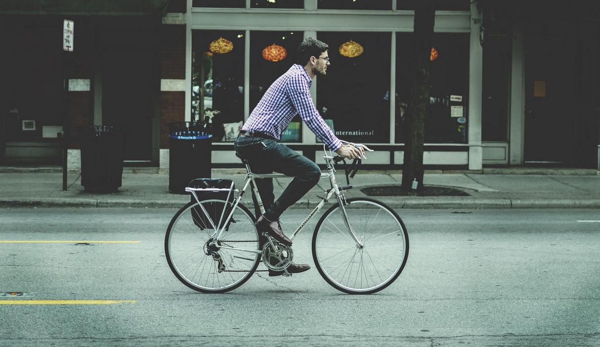 Мужчина на белом городском велосипеде