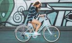 Девушка на светло-голубом велосипеде