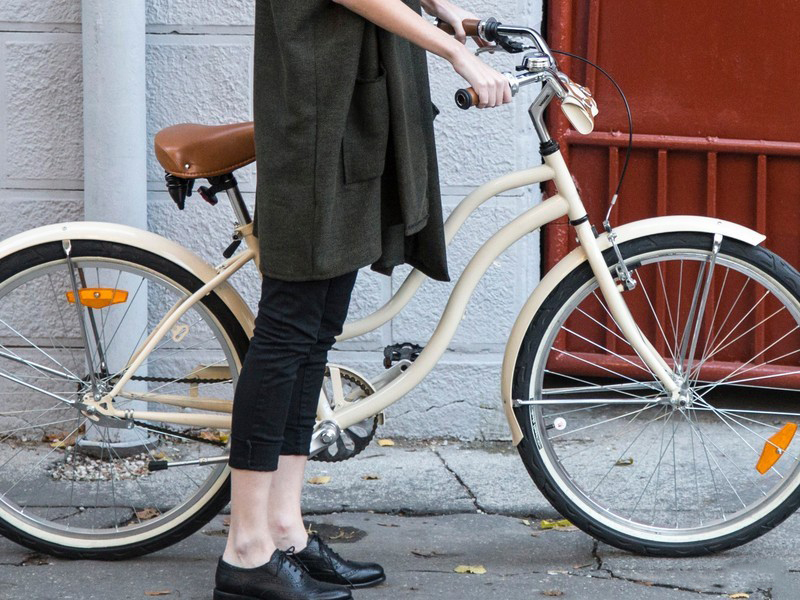 Девушка рядом с велосипедом