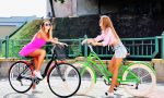 Две женщины на велосипедах