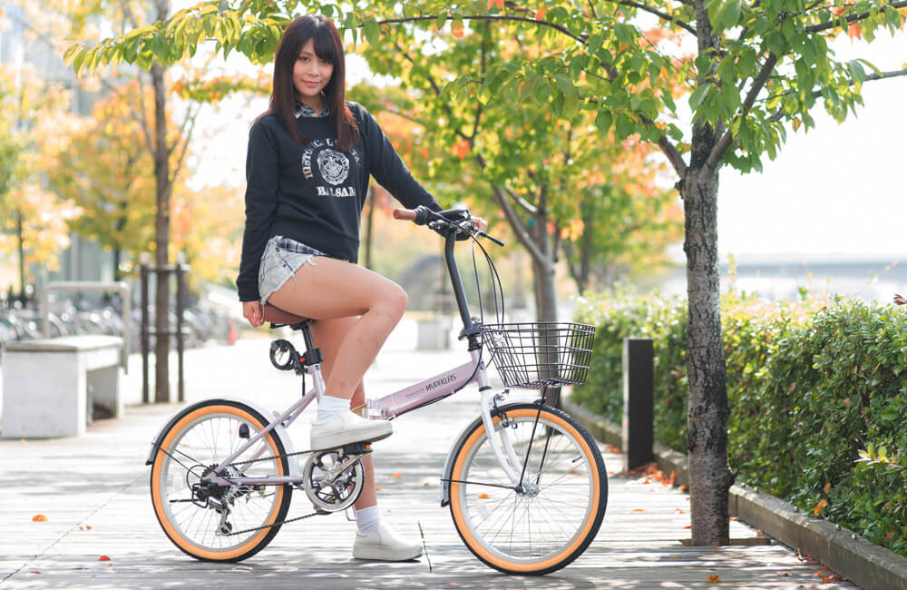 Кореянка на складном велосипеде