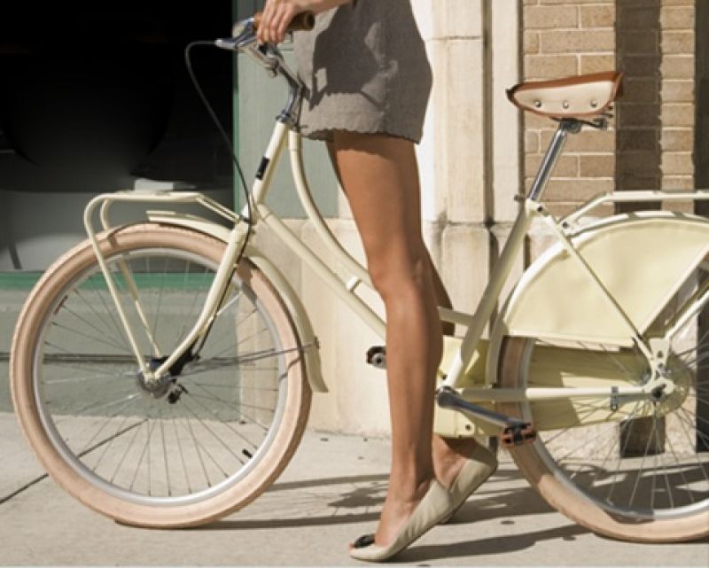 Девушка и белый городской велосипед
