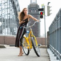Девушка с желтым городским велосипедом