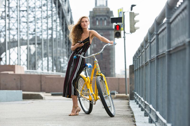 Девушка с желтым городским велосипедом