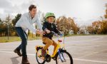 Родитель и ребенок на велосипеде
