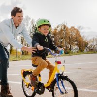 Родитель и ребенок на велосипеде