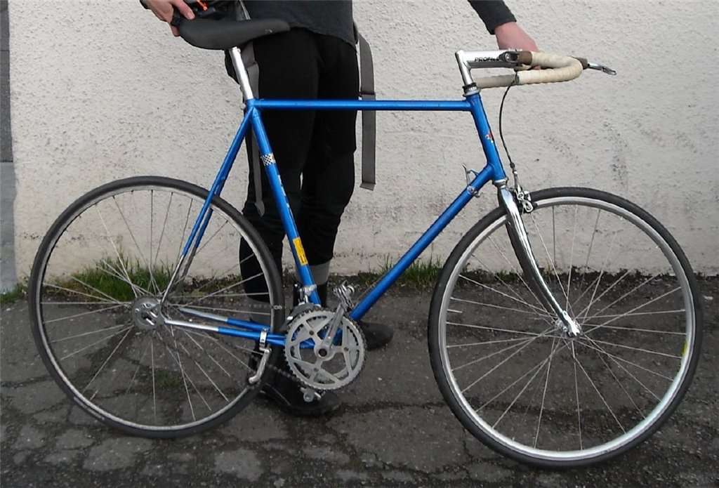 Синий городской велосипед