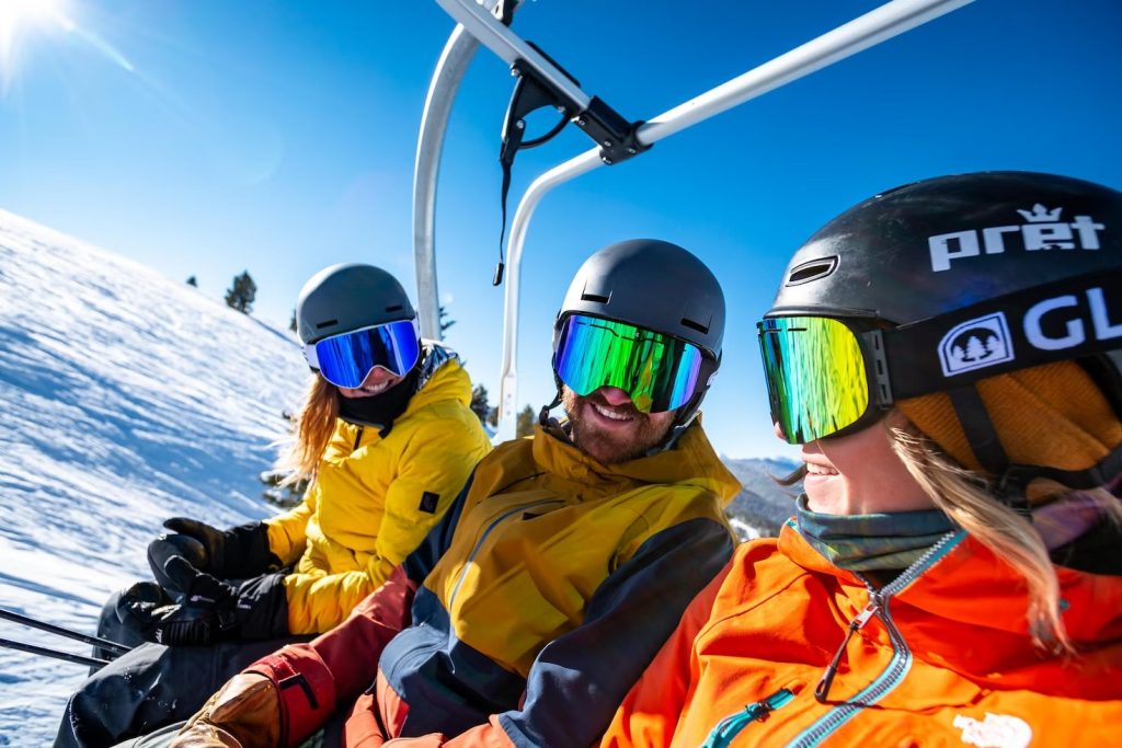 Сноубордисты в шлемах с визором и очками