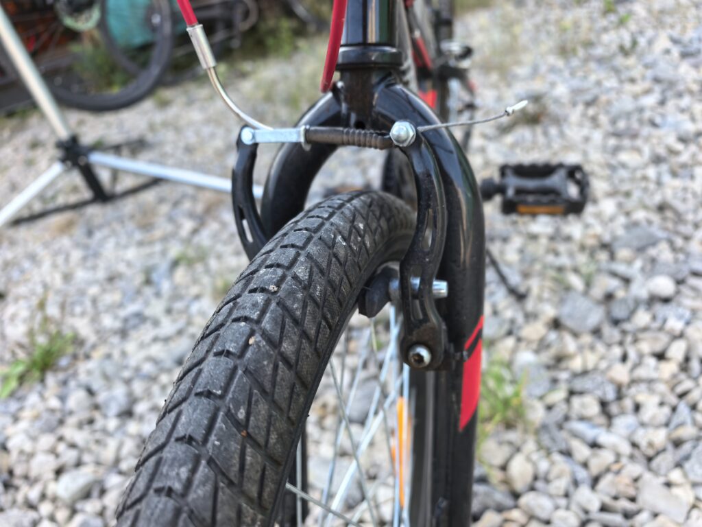 Устройство велосипеда: передние ободные тормоза типа V-brake установлены на вилке над колесом