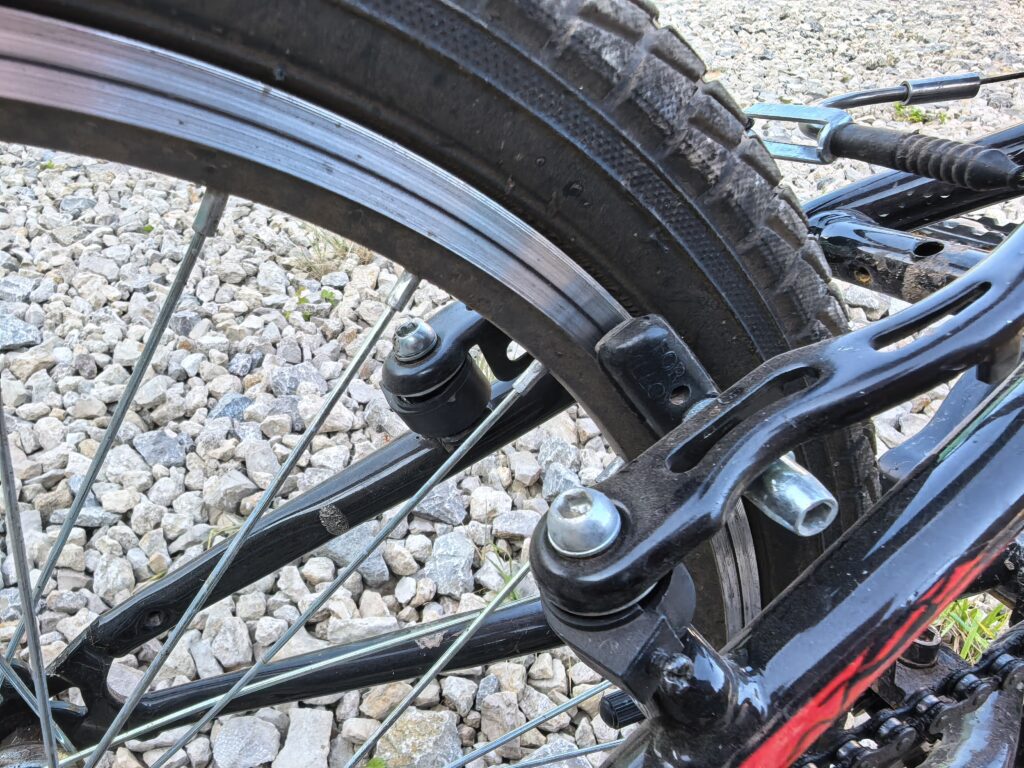 Правильная установка резиновой тормозной колодки V-brake относительно металлического обода заднего колеса