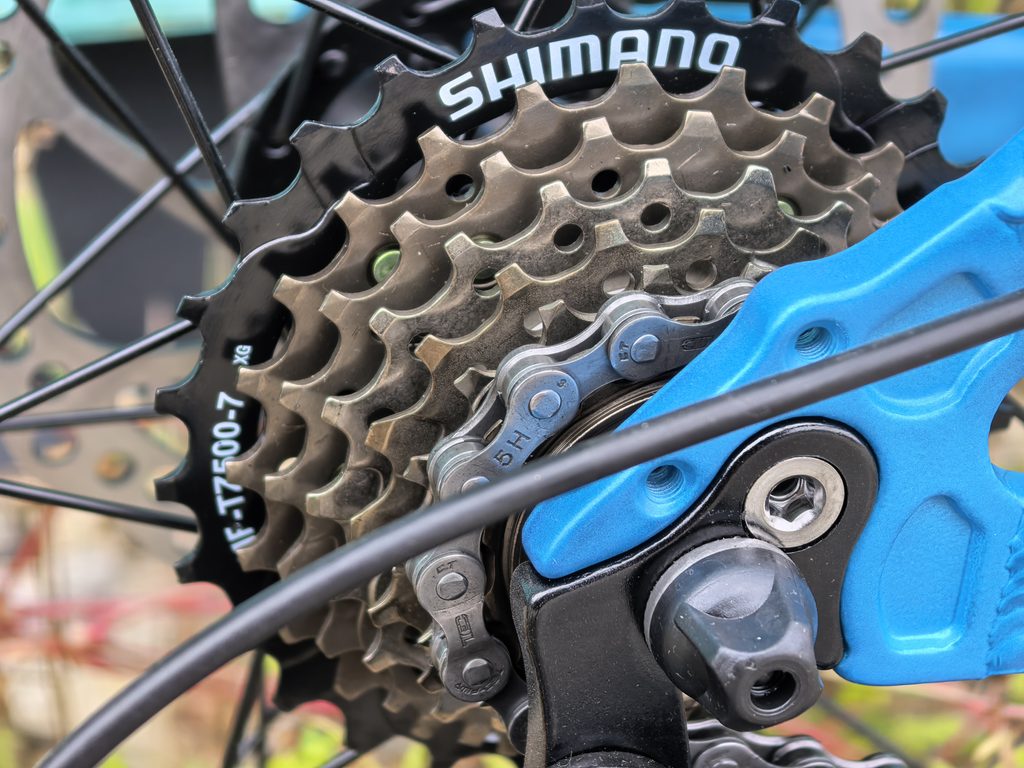 Семизвёздная трещотка Shimano и цепь на задней звезде крупным планом